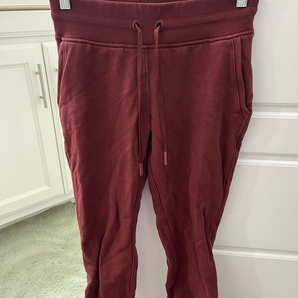 Lululemon on the run size 6 maroon joggers